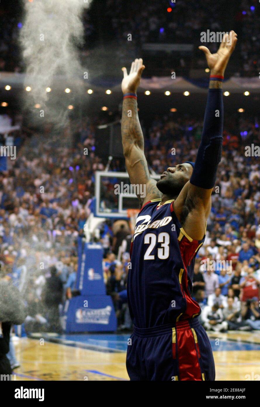 Cavaliers' LeBron James tosses powder into the air before the start of play against the Orlando Magic prior to Game 4 of their Eastern Conference Finals NBA basketball playoff series in Orlando, Florida May 26, 2009.     REUTERS/Rick Fowler (UNITED STATES SPORT BASKETBALL) Stock Photo