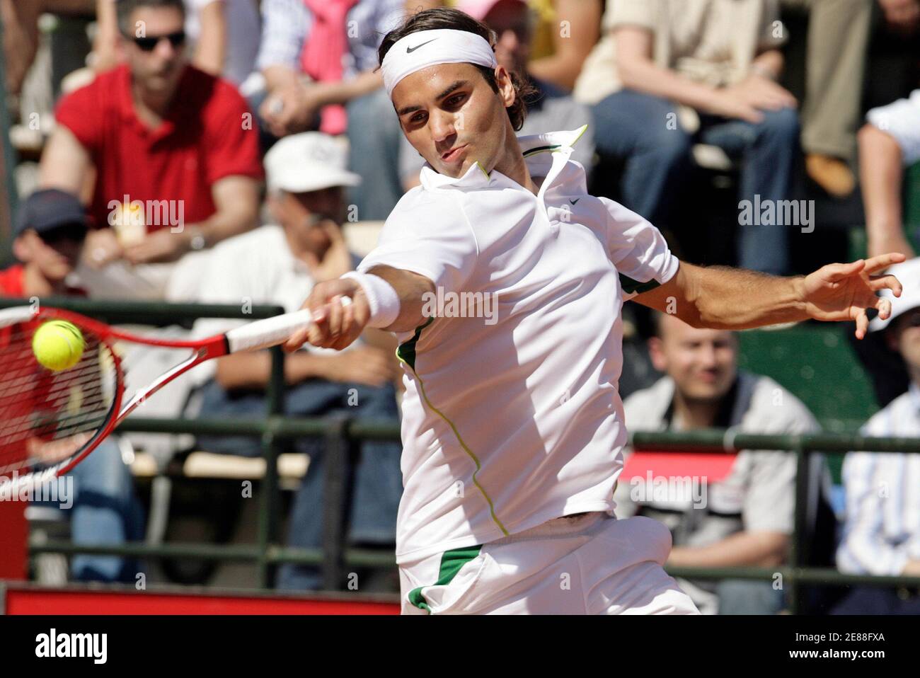 Switzerland's Roger Federer returns a volley from David Nalbandian of  Argentina during their semi-final match at the Rome Masters tennis  tournament in Rome May 13, 2006. REUTERS/Chris Helgren Stock Photo - Alamy