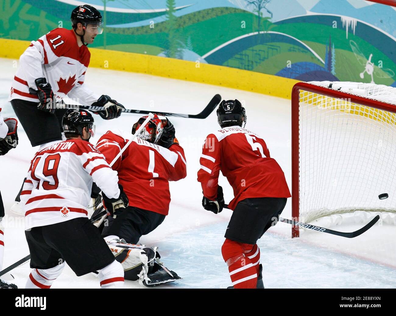 Patrick Marleau (11) of Canada scores a goal against Switzerland in second  period during their men's hockey game at the Vancouver 2010 Winter Olympics,  February 18, 2010. REUTERS/Shaun Best (CANADA Stock Photo - Alamy