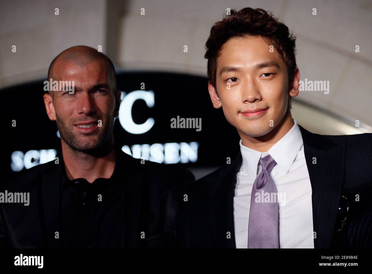 Former French national team soccer player Zinedine Zidane (L) and singer Rain from South Korea attend a promotional event at a watch shop in Hong Kong October 28, 2009.    REUTERS/Tyrone Siu     (CHINA ENTERTAINMENT SPORT SOCCER) Stock Photo