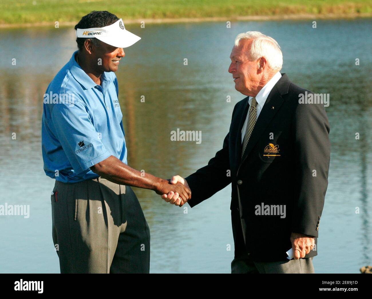 Vijay Singh (L) of Fiji shakes hands with host Arnold Palmer after winning the Arnold Palmer Invitational golf tournament at the Bay Hill Club in Orlando, Florida, March 18, 2007.  REUTERS/Rick Fowler (UNITED STATES) Stock Photo