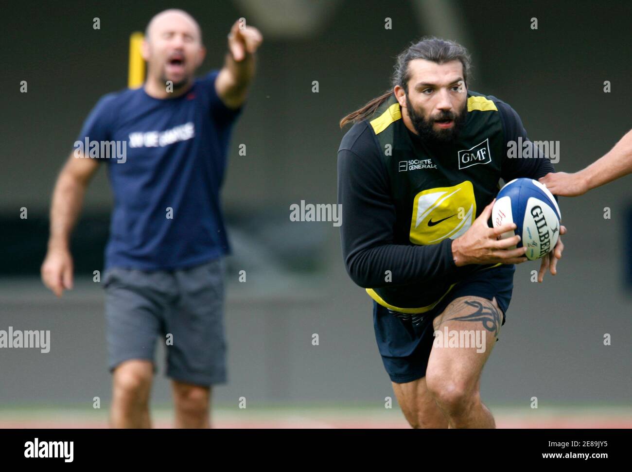 Sebastien Chabal (R) of the French national rugby union squad runs as he  takes part in a training session at the Rugby Union National Centre in  Marcoussis, south of Paris, August 31,