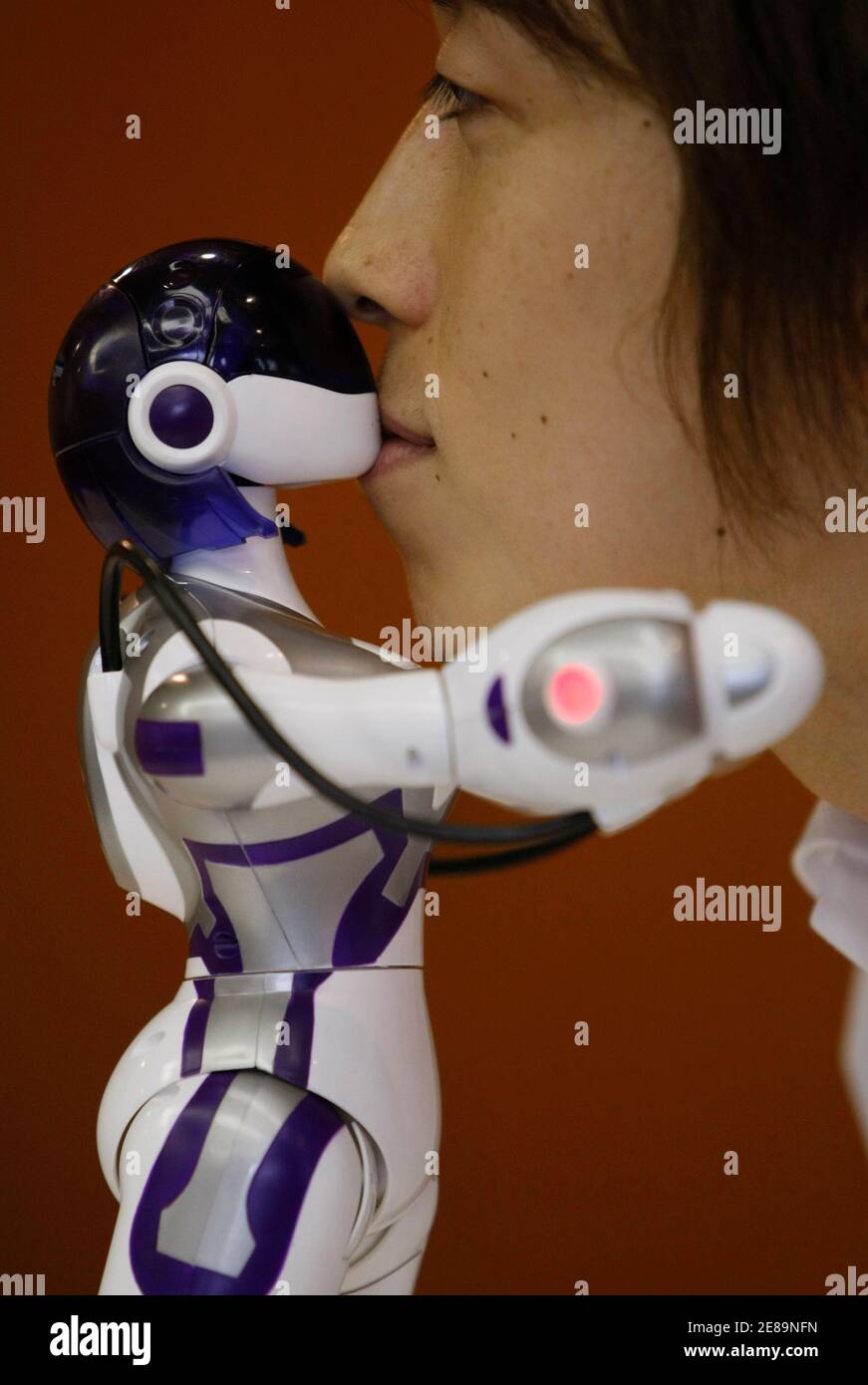 Robot girlfriend прохождение. Женщина робот. Робот манекен. Человек робот Sega. Робот женщина голос.