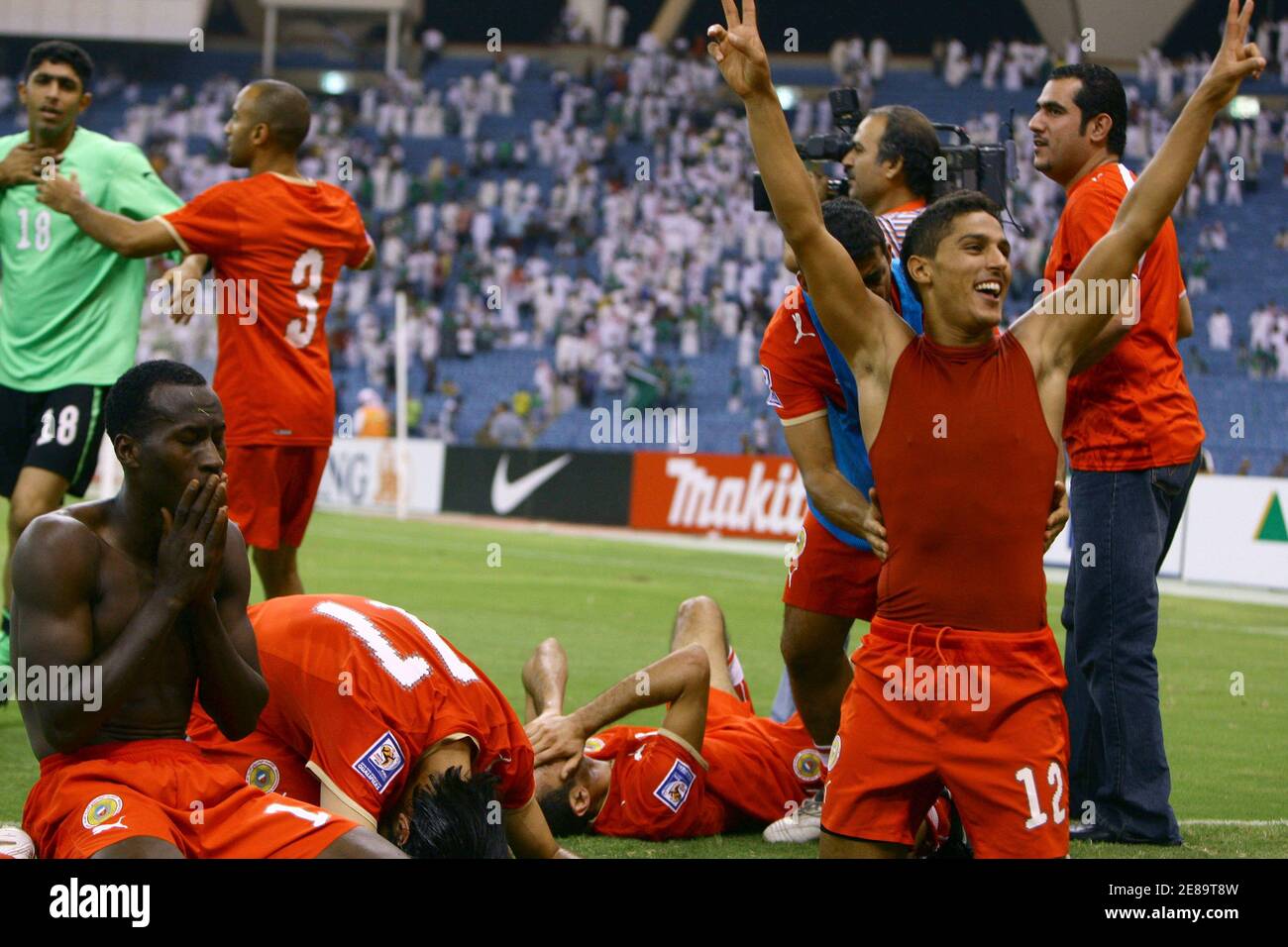 Bahrain's players celebrate at the end of their World Cup 2010 qualifying soccer match against Saudi Arabia in Riyadh, September 9, 2009. REUTERS/Fahad Shadeed    (SAUDI ARABIA SPORT SOCCER IMAGES OF THE DAY) Stock Photo