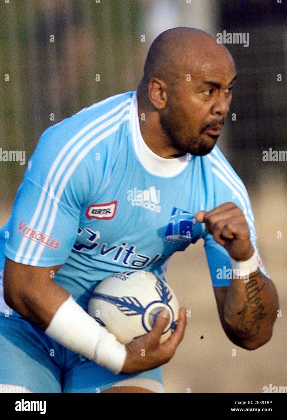 Jonah Lomu Of New Zealand Who Is Now Playing For Marseille Vitrolles Runs With The Ball During A Rugby Match Against Montmelian In Vitrolles Near Marseille Southeastern France November 22 2009 The 34 Year Old