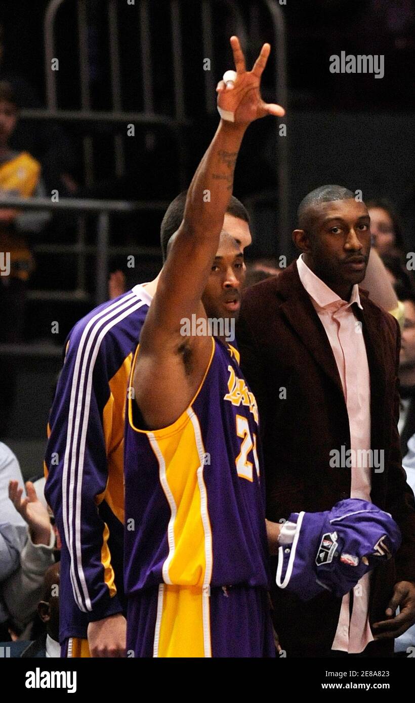 Los Angeles Lakers guard Kobe Bryant waves to the crowd as he leaves the  game with the New York Knicks after scoring 61 points in their NBA  basketball game at Madison Square