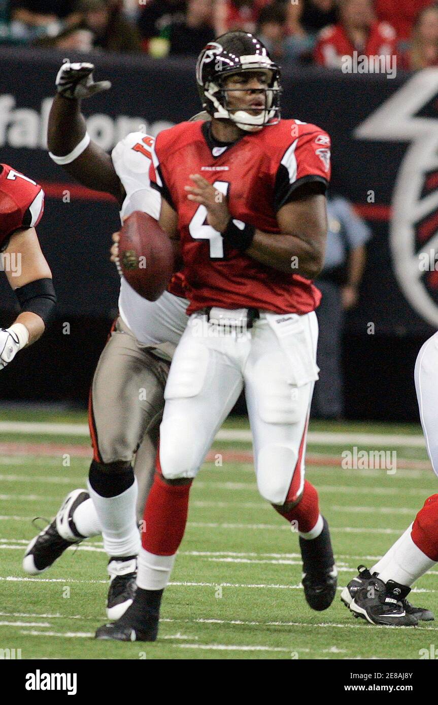 Atlanta Falcons quarterback Byron Leftwich drops back to throw a pass  against the Tennessee Titans at LP Field in Nashville, Tennessee on October  7, 2007. The Titans defeated the Falcons 20-13. (UPI