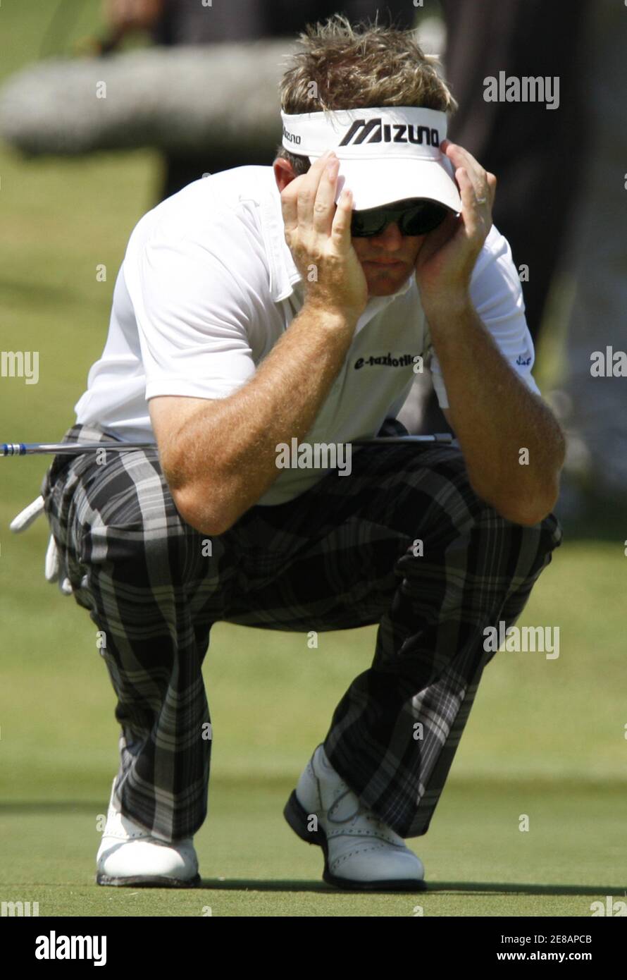 Brian Gay lines up his putt after coming out of a greenside bunker on the seventh green during the final round of the St. Jude Classic golf tournament at TPC Southwind in Memphis, Tennessee June 14, 2009.   REUTERS/Nikki Boertman    (UNITED STATES SPORT GOLF) Stock Photo