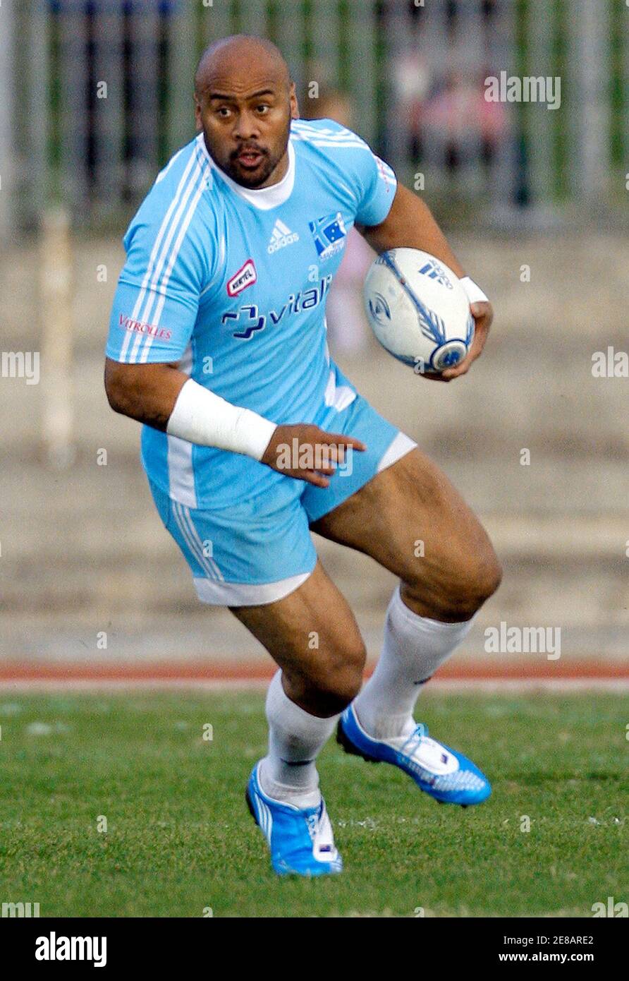 Jonah Lomu of New Zealand, who is now playing for Marseille-Vitrolles, runs  with the ball during a rugby match against Montmelian in Vitrolles, near  Marseille, southeastern France, November 22, 2009. The 34-year-old,