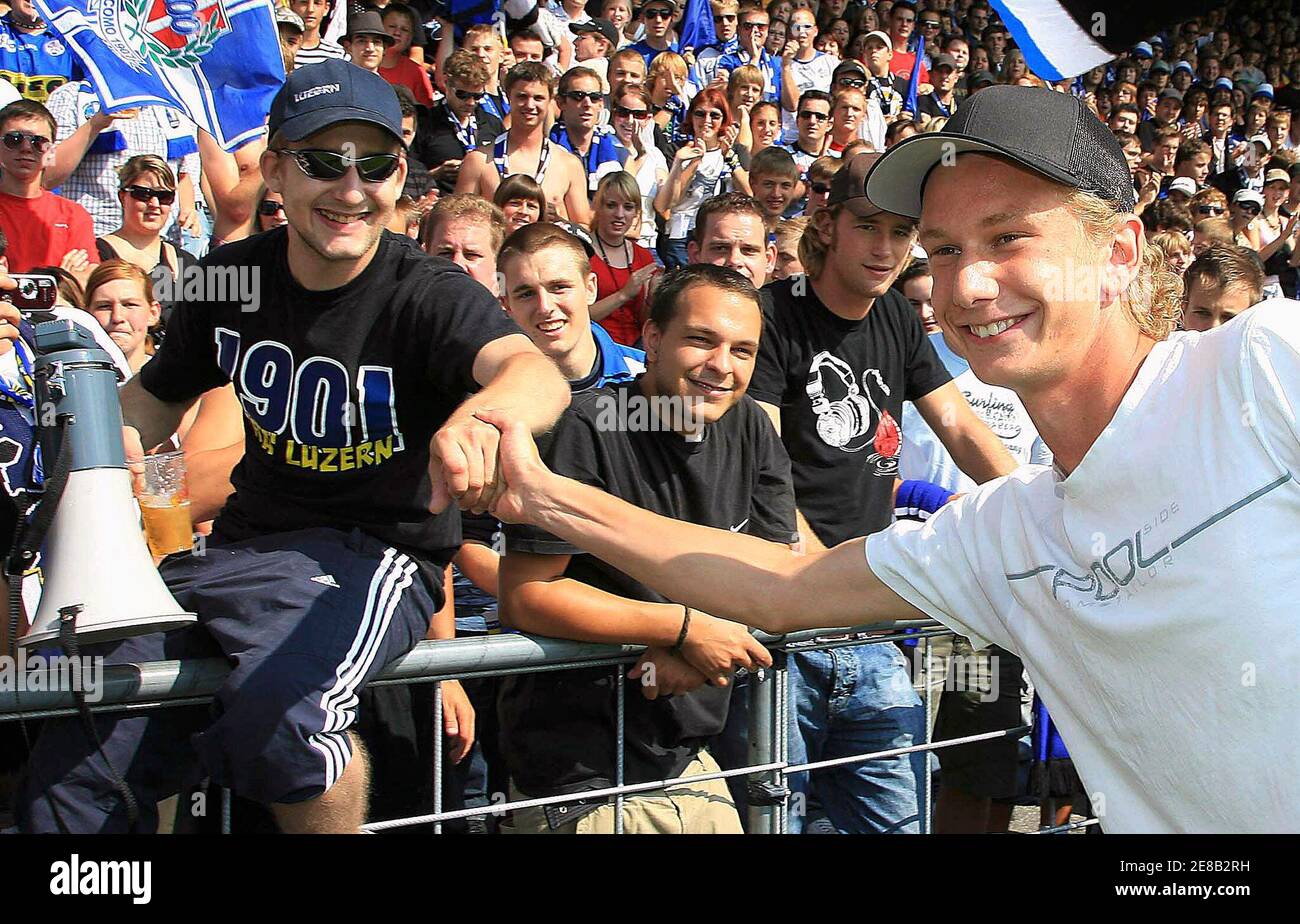 FC Luzern's Fabian Lustenberger greets supporters prior his team's Swiss  Super League match against Grasshoppers' (GC) in Luzern August 12, 2007.  Lustenberger will transfer from FC Luzern to Hertha Berlin for the