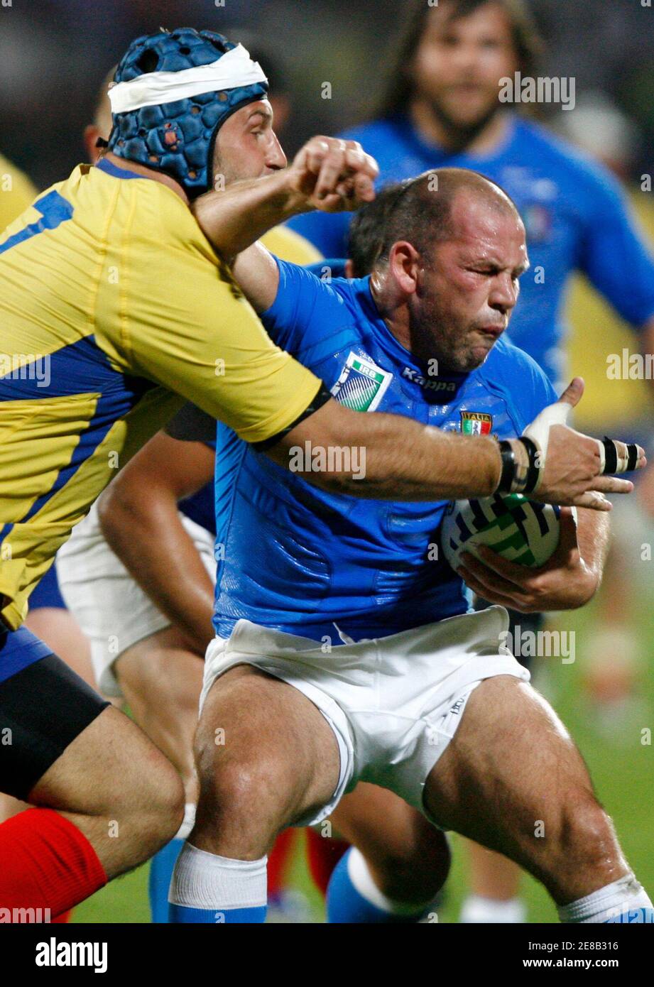 Italy's Alessandro Troncon is tackled by Romania's Alexandru Manta (L)  during their group C Rugby World Cup match in Marseille September 12, 2007.  REUTERS/Regis Duvignau (FRANCE Stock Photo - Alamy