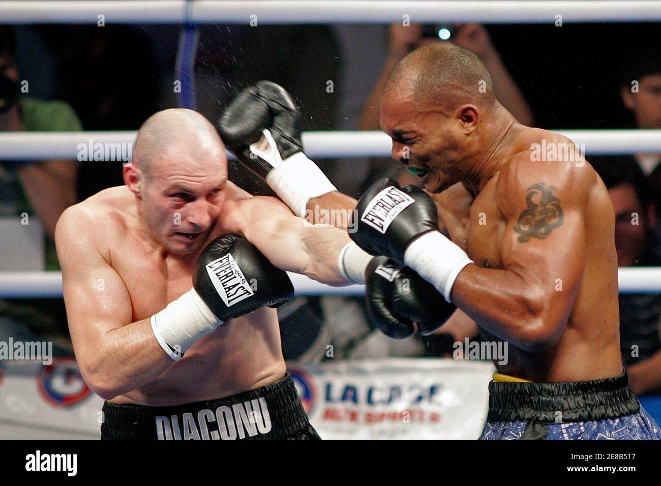 Boxers Adrian Diaconu (L) of Romania and Chris Henry of the U.S. fight  during their interim WBC light heavyweight title match in Bucharest April  19, 2008. REUTERS/Mihai Barbu (ROMANIA Stock Photo - Alamy
