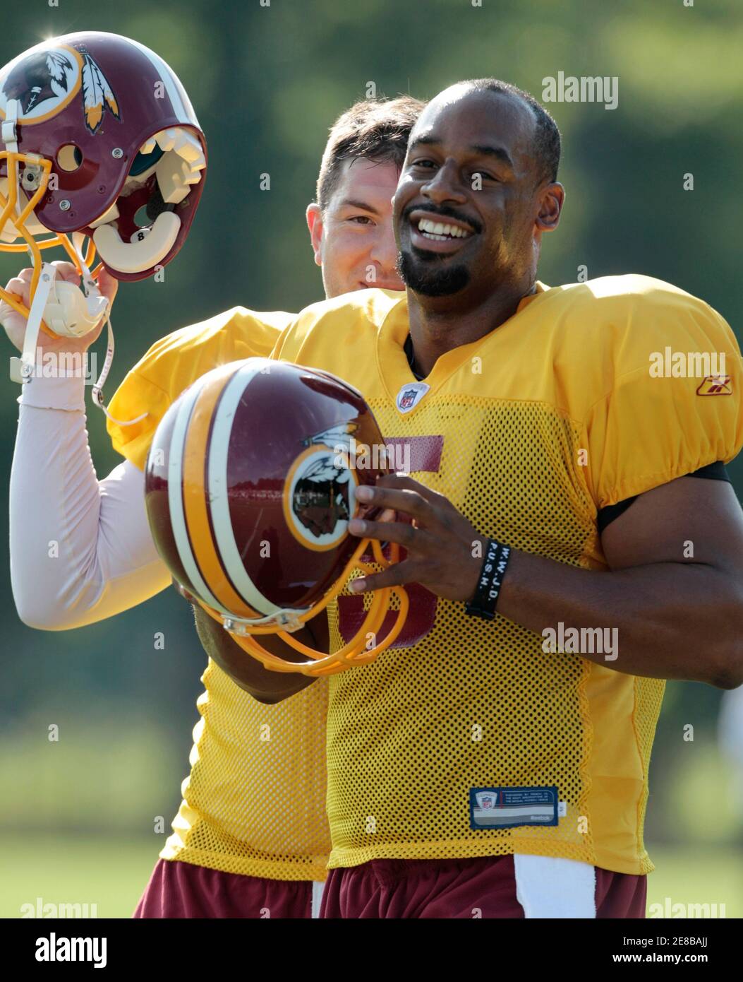 Washington Redskins starting quarterback Donovan McNabb, (R) formerly of the Philadelphia Eagles, smiles during the second day of their NFL football training camp in Ashburn, Virginia July 30, 2010. Redskins' backup quarterback Rex Grossman is at left.                     REUTERS/Gary Cameron (UNITED STATES - Tags: SPORT FOOTBALL) Stock Photo