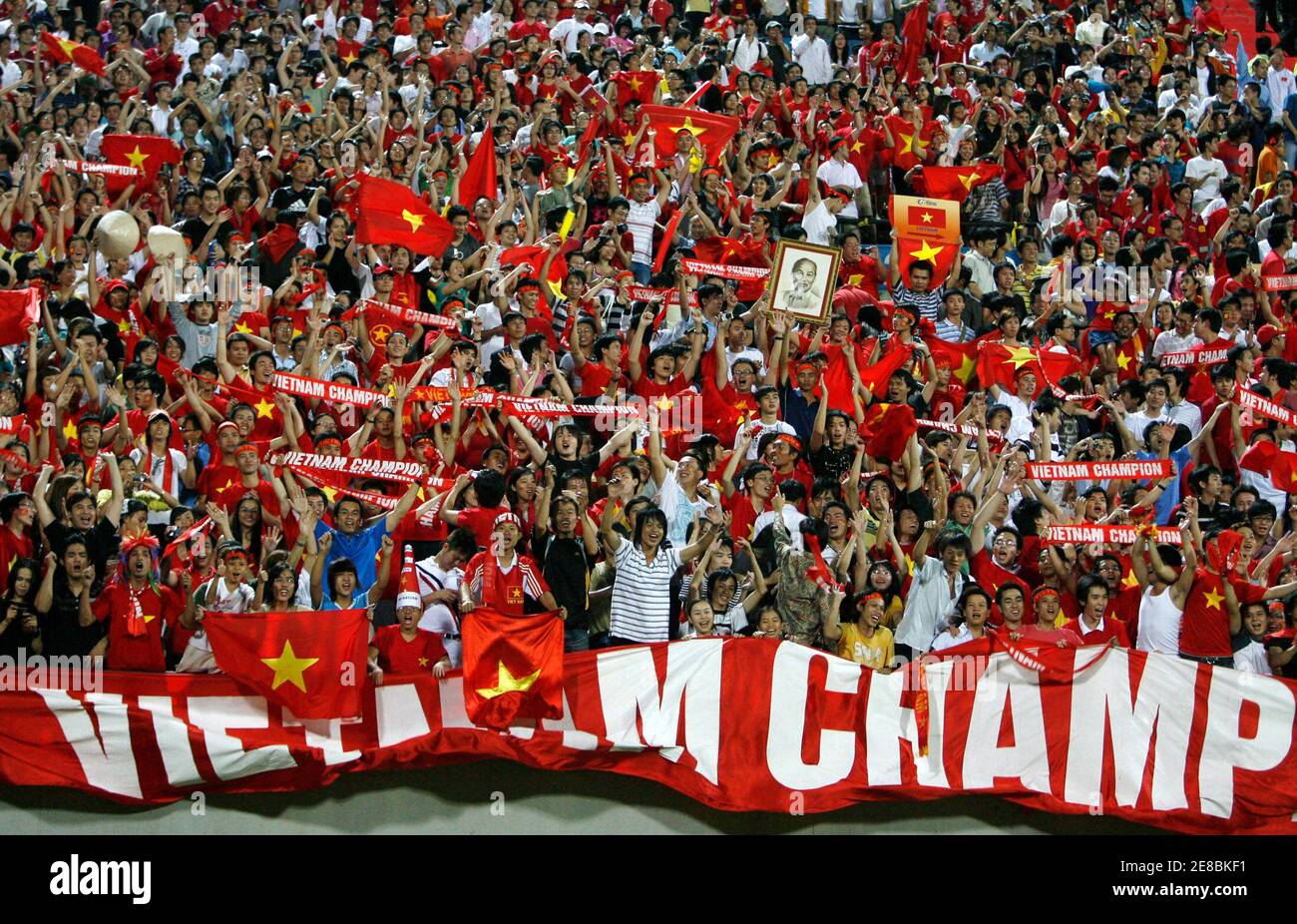 Vietnam S Fans Celebrate After Their Team Won The Second Leg Of Their Asean Football Federation Aff Suzuki Cup 2008 Semi Final Soccer Match Against Singapore In Singapore December 21 2008 Reuters Tim Chong Singapore