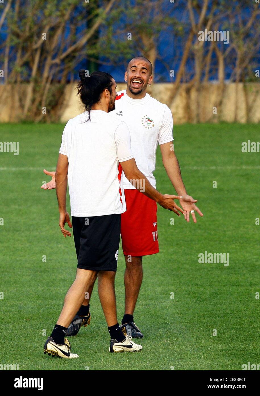 Estudiantes' Juan Sebastian Veron (R) speaks with teammate Christian Cellay during a training session in Abu Dhabi December 18, 2009. Argentina's Estudiantes, the South American champions, play Barcelona in Saturday's FIFA Club World Cup final soccer match. REUTERS/Fahad Shadeed (UNITED ARAB EMIRATES - Tags: SPORT SOCCER) Stock Photo