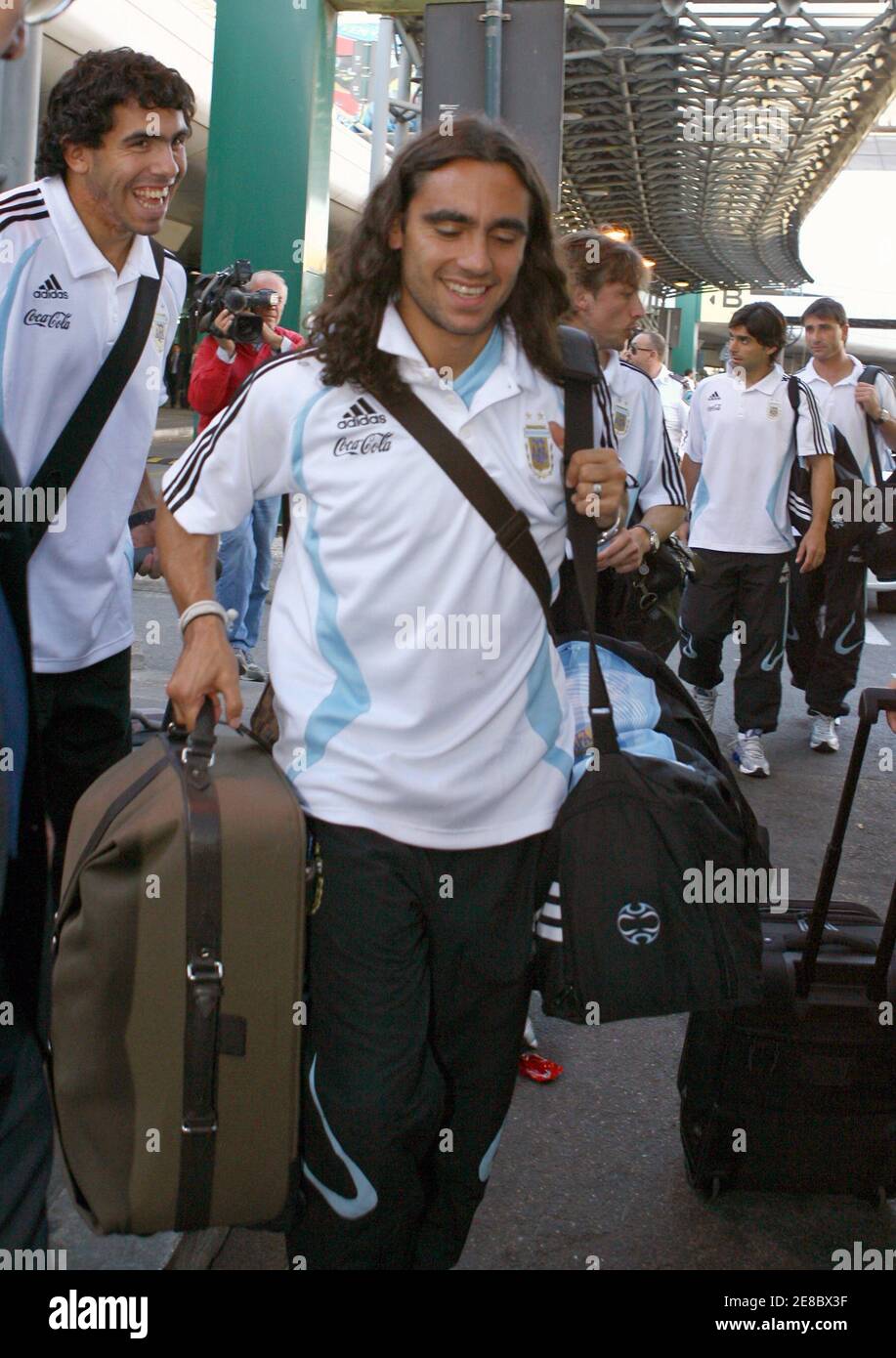 Argentina's Carlos Tevez (L) and Juan Pablo Sorin arrive with their  national team at Fiumicino Airport in Rome, May 26, 2006. WORLD CUP 2006  PREVIEW REUTERS/Giampiero Sposito Stock Photo - Alamy
