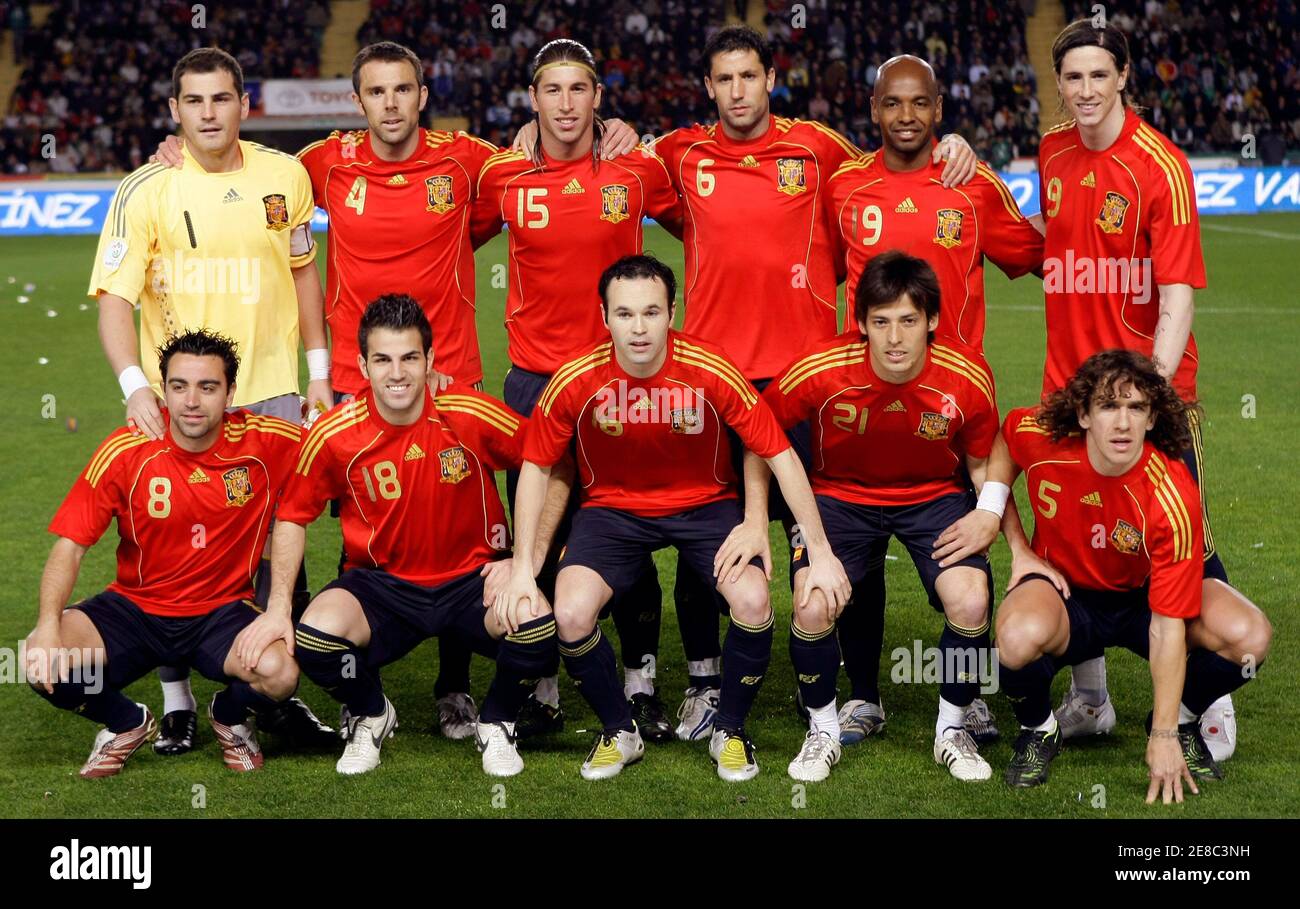 Spain's national soccer team players pose before their friendly soccer  match against Italy at Martinez Velaro stadium in Elche, eastern Spain,  March 26, 2008. (L-R, top row) Goalkeeper Iker Casillas, Carlos Marchena,