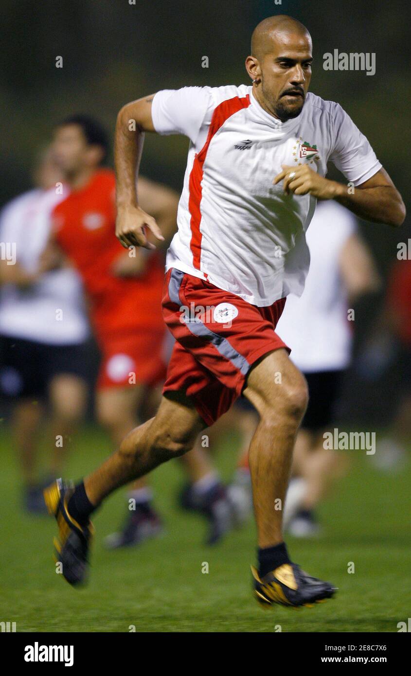 Estudiantes' Juan Veron runs during a training session in Abu Dhabi December 14, 2009. South American champions Estudiantes have been allowed to bring in a replacement to their Club World Cup squad because forward Jeronimo Neumann is ill, the world governing body FIFA said on Sunday.  REUTERS/Fadi Al-Assaad (UNITED ARAB EMIRATES - Tags: SPORT SOCCER) Stock Photo