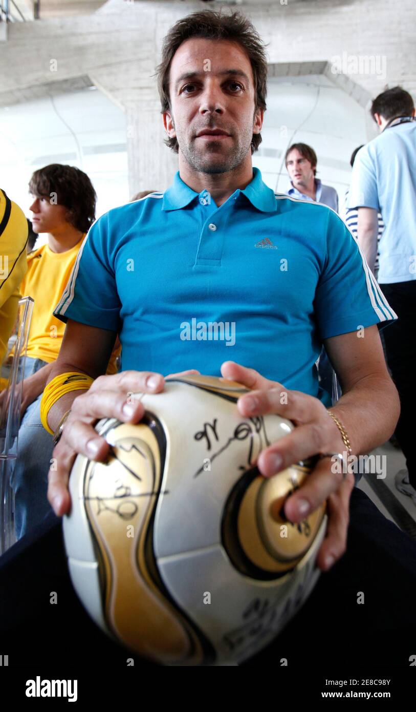 Juventus' Alessandro Del Piero poses for the photographers during the Adidas  World Cup promotional event for the soccer players based in Italy downtown  in Milan, May 17, 2010. REUTERS/Alessandro Garofalo (ITALY -