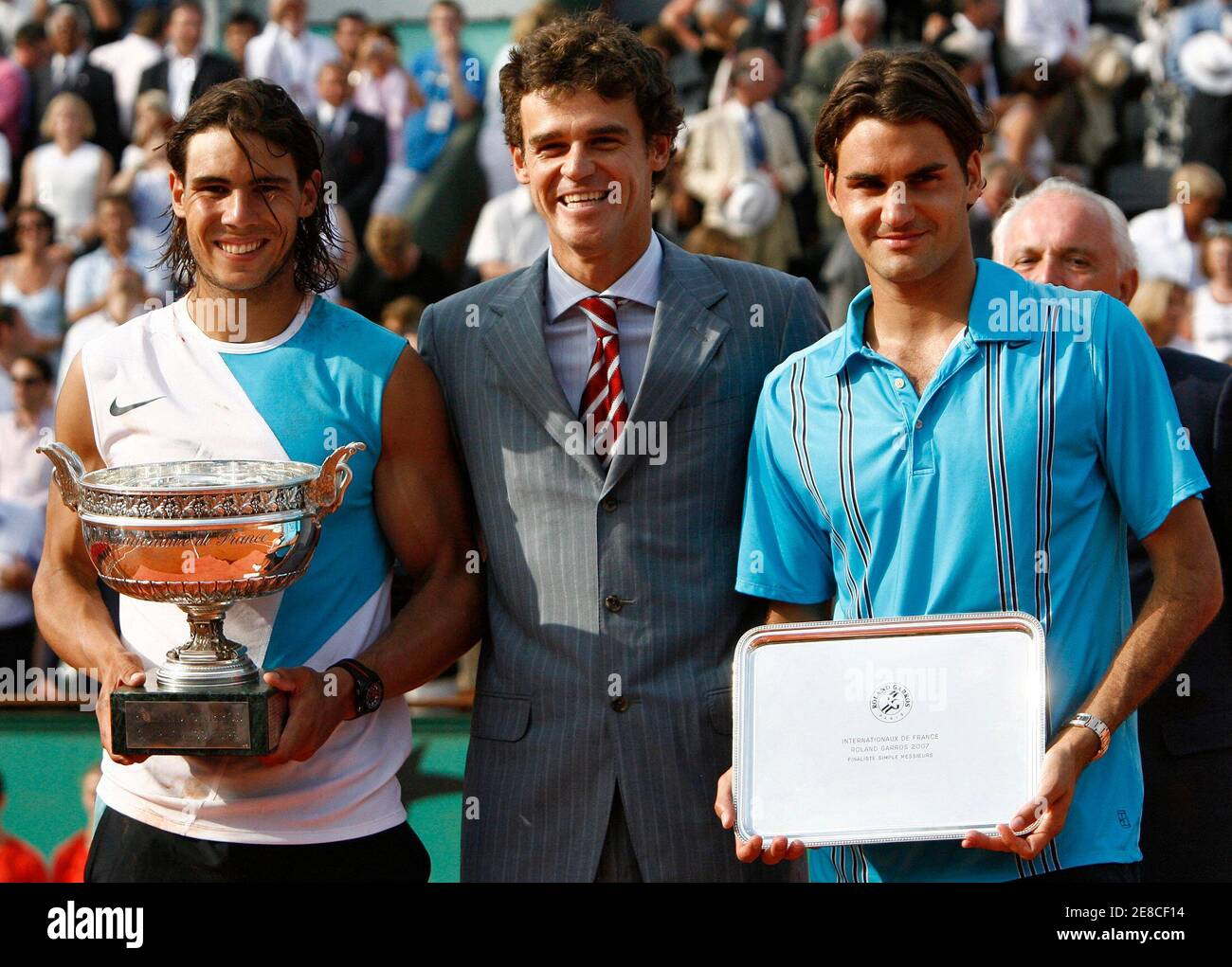 Spain's Rafael Nadal (L) stands with Brazilian player Gustavo Kuerten (C)  and Switzerland's Roger Federer after winning the men's final match at the  French Open tennis tournament at Roland Garros in Paris