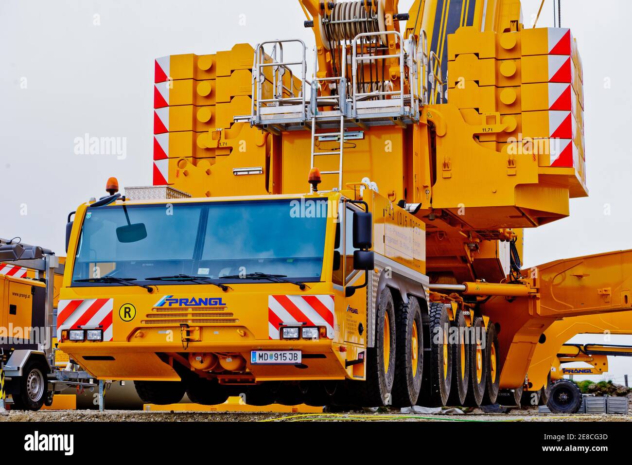 pretul, austria, 13 aug 2016, terex-demag mobile crane ac-1000 building up  a wind power plant in the austrian alps Stock Photo - Alamy