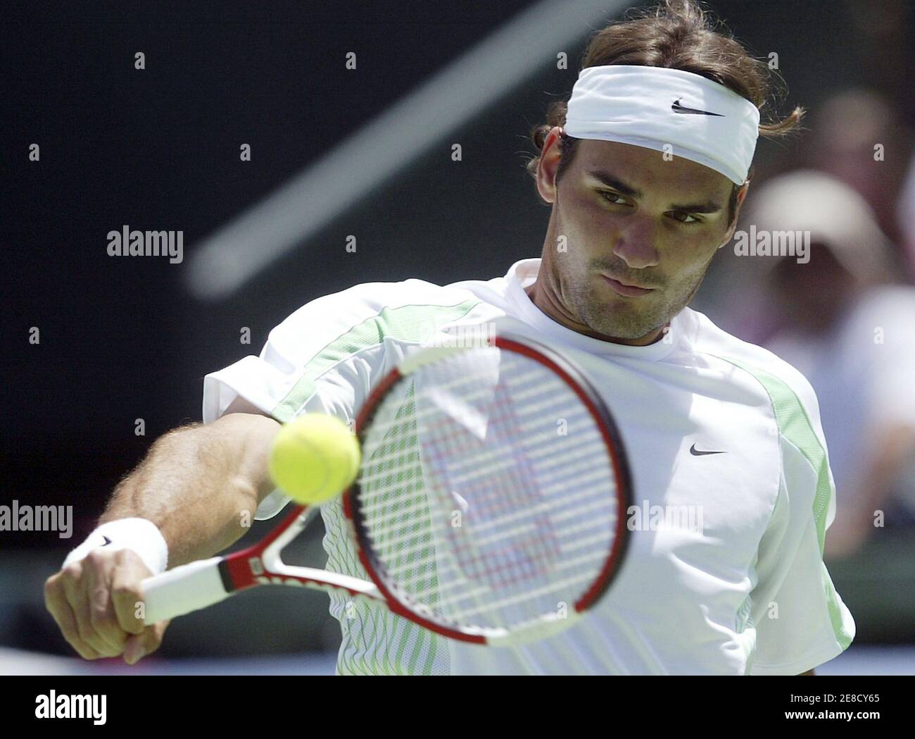 Switzerland's Roger Federer hits a backhand to Max Mirnyi of Belarus during  the Kooyong Classic tennis tournament in Melbourne January 13, 2006. Federer  defeated Mirnyi 6-7 6-4 7-6. REUTERS/David Callow Stock Photo - Alamy