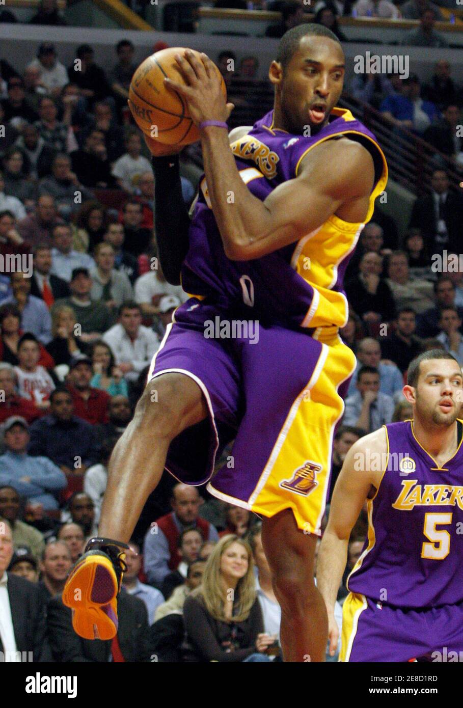 Los Angeles Lakers guard Kobe Bryant pulls down a rebound against the  Chicago Bulls in the fourth quarter of their NBA basketball game in Chicago  December 18, 2007. REUTERS/Frank Polich (UNITED STATES