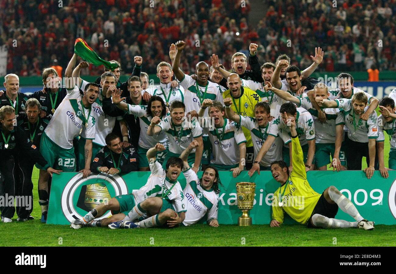 Players of Werder Bremen present the trophy after winning the German soccer  cup (DFB-Pokal) final against Bayer Leverkusen in Berlin, May 30, 2009.  Bremen won the match 1-0. REUTERS/Kai Pfaffenbach (GERMANY SPORT