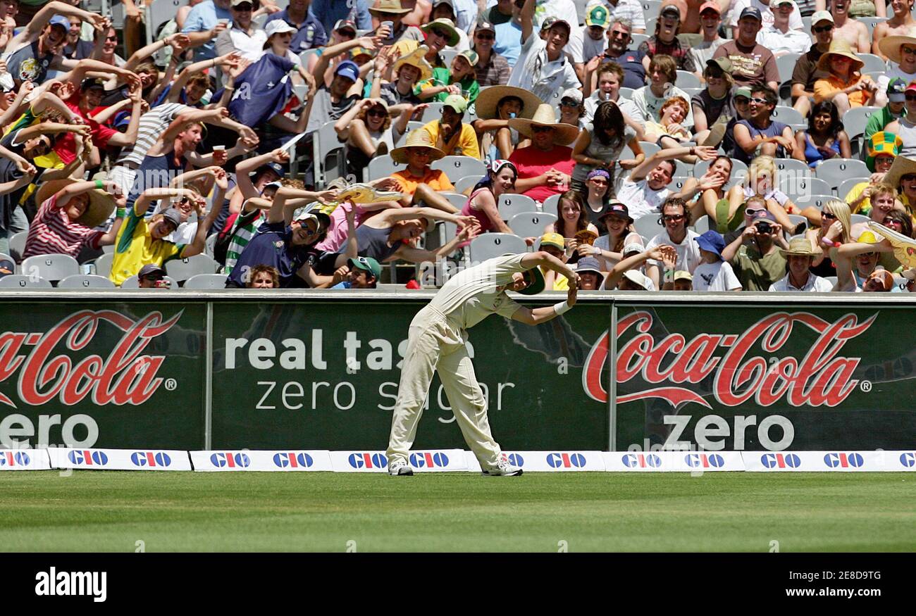 Cricket spectators copy Australia's Brett Lee as he stretches in the outfield during the first innings of the second test against South Africa at the Melbourne Cricket Ground December 28, 2005. South Africa made 311 runs in their first innings in reply to Australia's 355. REUTERS/Tim Wimborne Stock Photo