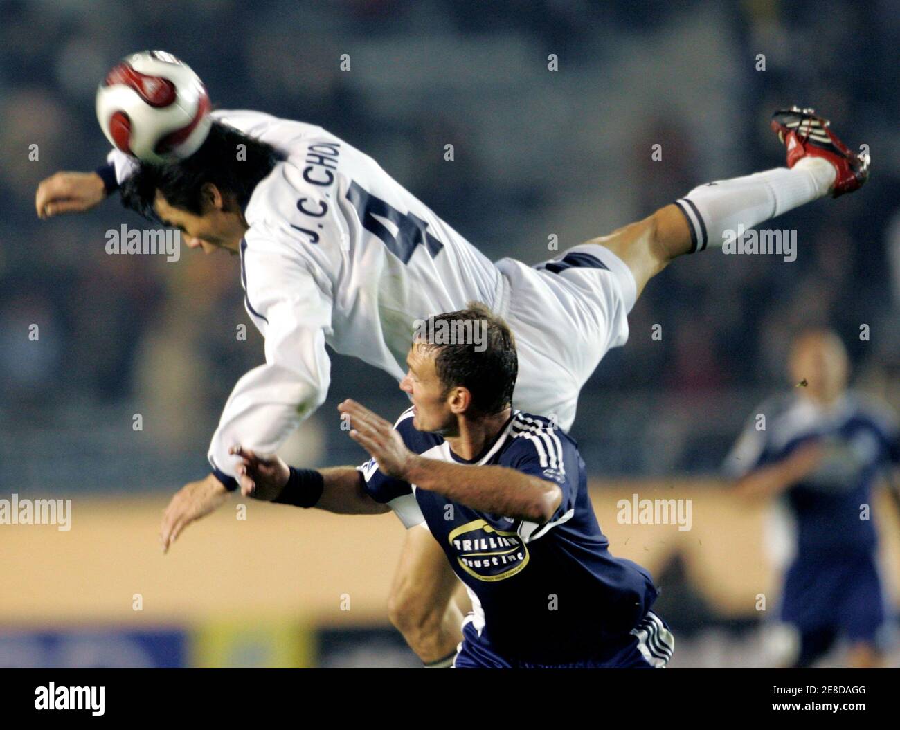 hente ekspedition Making Chonbuk Motor defender Choi Jin-cheul of South Korea heads the ball atop  Auckland City FC forward Keryn Jordan of South Africa during their fifth  place play-off match of the FIFA Club World