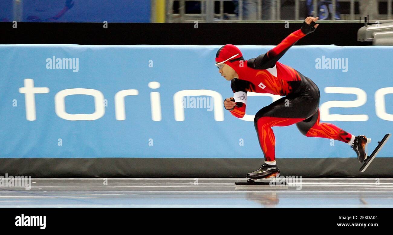 Hiroyasu Shimizu of Japan competes in the men's speed skating 500 metres  race at the Torino 2006 Winter Olympic Games at Oval Lingotto in Turin,  Italy February 13, 2006. REUTERS/Jerry Lampen Stock Photo - Alamy