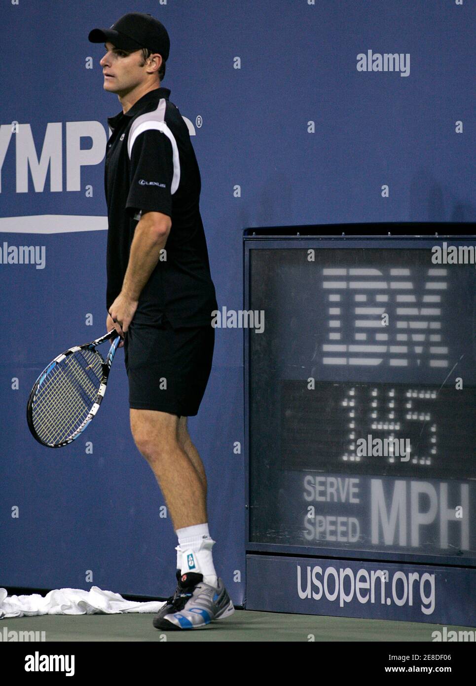 Andy Roddick of the United States stands next to a server display showing the speed of his last serve to compatriot Justin Gimelstob during their match at the U.S. Open tennis tournament in Flushing Meadows, New York, August 28, 2007.   REUTERS/Kevin Lamarque Stock Photo