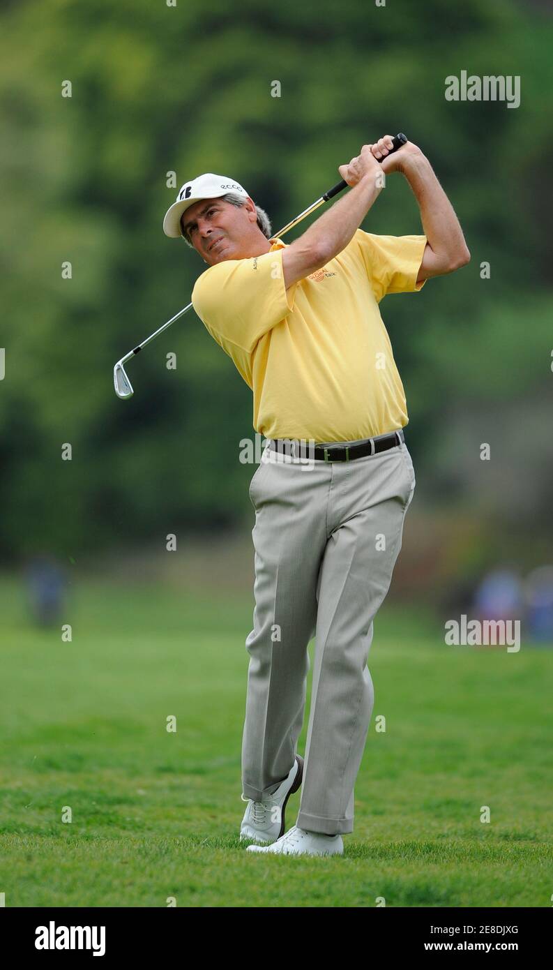 Fred Couples of the U.S. hits from the first hole fairway during the final round of the Northern Trust Open golf tournament in the Pacific Palisades area of Los Angeles February 22, 2009. REUTERS/Gus Ruelas (UNITED STATES) Stock Photo