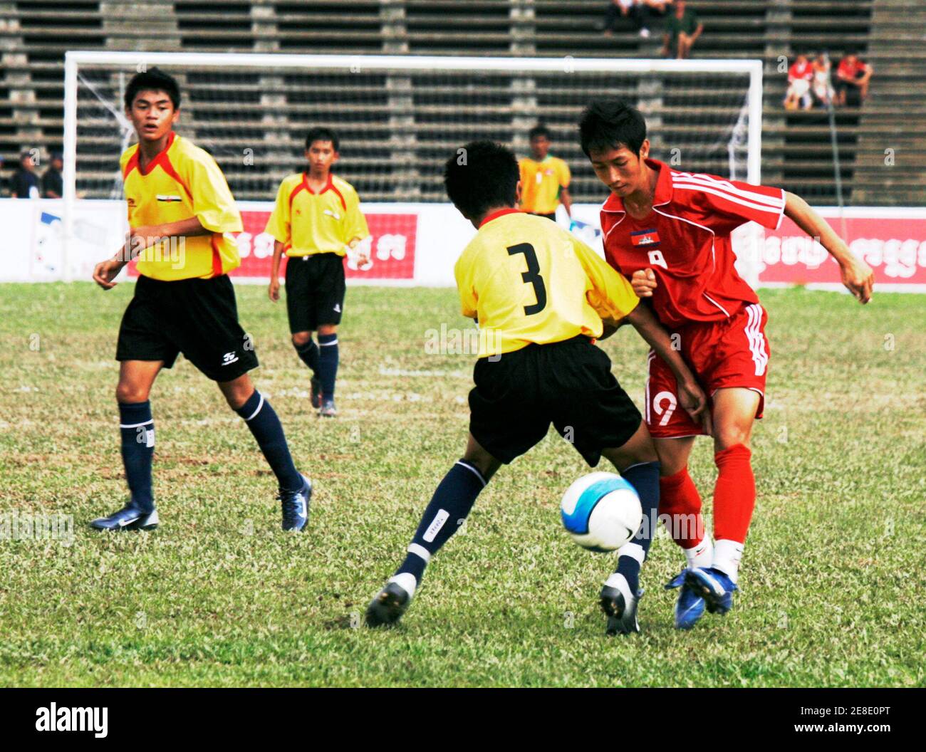 Ek Vanak of Cambodia (R) challenges for the ball with Mohammad Rackin Ramli of Brunei during their Asean Football Federation (AFF) U17 Youth Championship 2007 soccer match at Olympic National stadium in Phnom Penh August 25, 2007.    REUTERS/Chor Sokunthea (CAMBODIA) Stock Photo