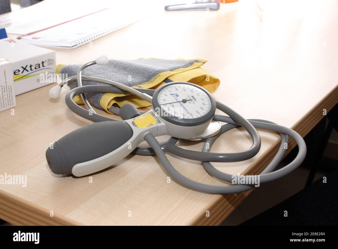 studio medico - misuratore di pressione arteriosa Stock Photo