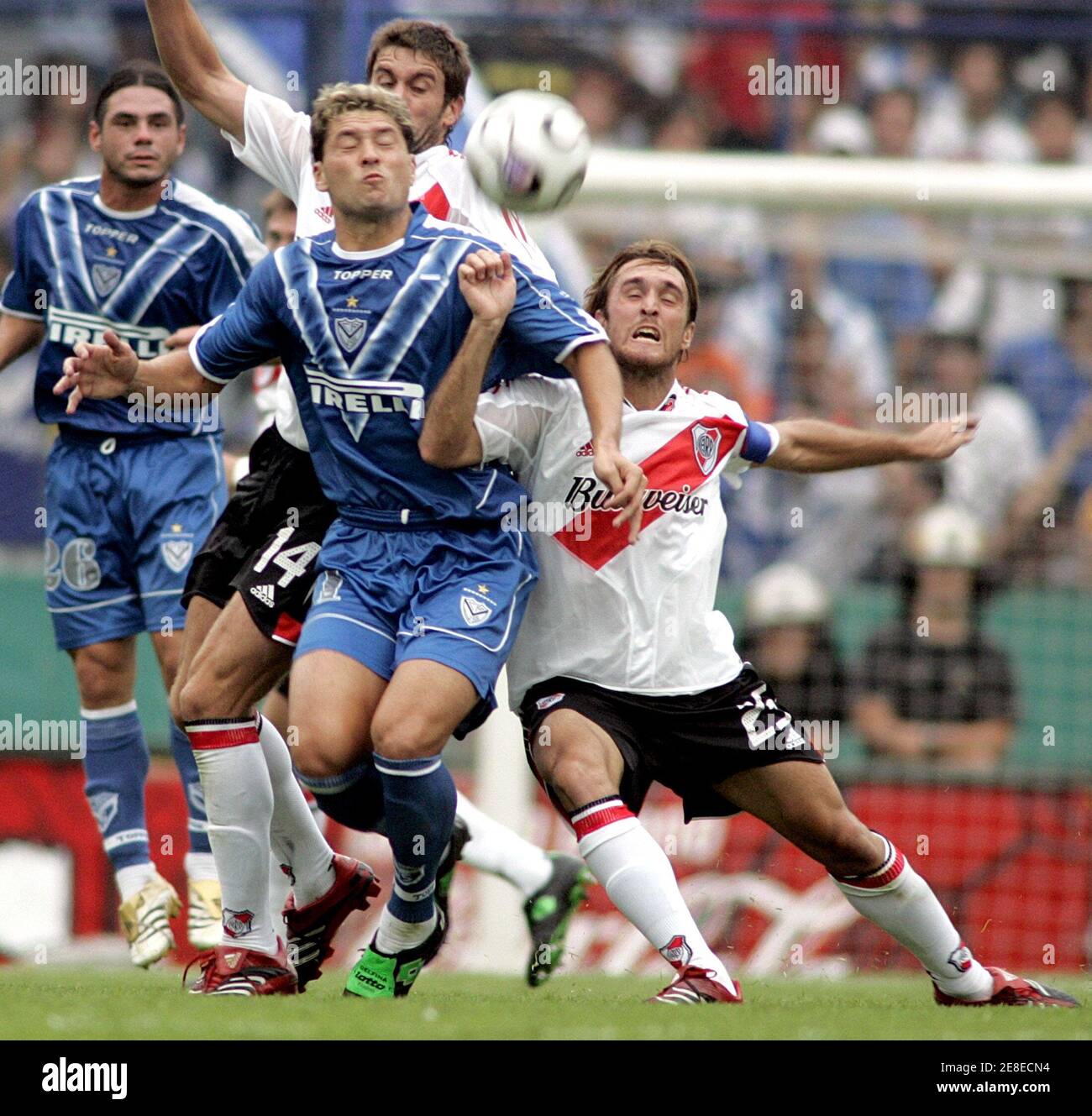 River Plate's Oscar Ahumada (R) vies for the ball with Velez Sarsfield's Rolando  Zarate during their Argentine First Division soccer match in Buenos Aires,  March 1, 2006. REUTERS/Enrique Marcarian Stock Photo - Alamy