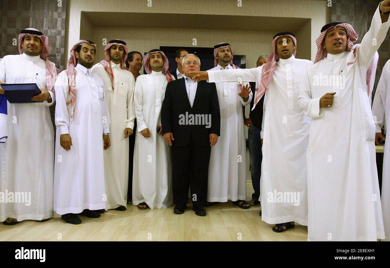 Liverpool co-owner George Gillett (C) poses with members of Saudi soccer club Al-Hilal, in Riyadh October 15, 2009. Private Saudi sports investment firm F6 is in talks with Gillett, the American co-owner of English soccer club Liverpool, to buy all or part of his 50 percent stake in the club, a company official said last month.    REUTERS/Fahad Shadeed      (SAUDI ARABIA SPORT SOCCER) Stock Photo