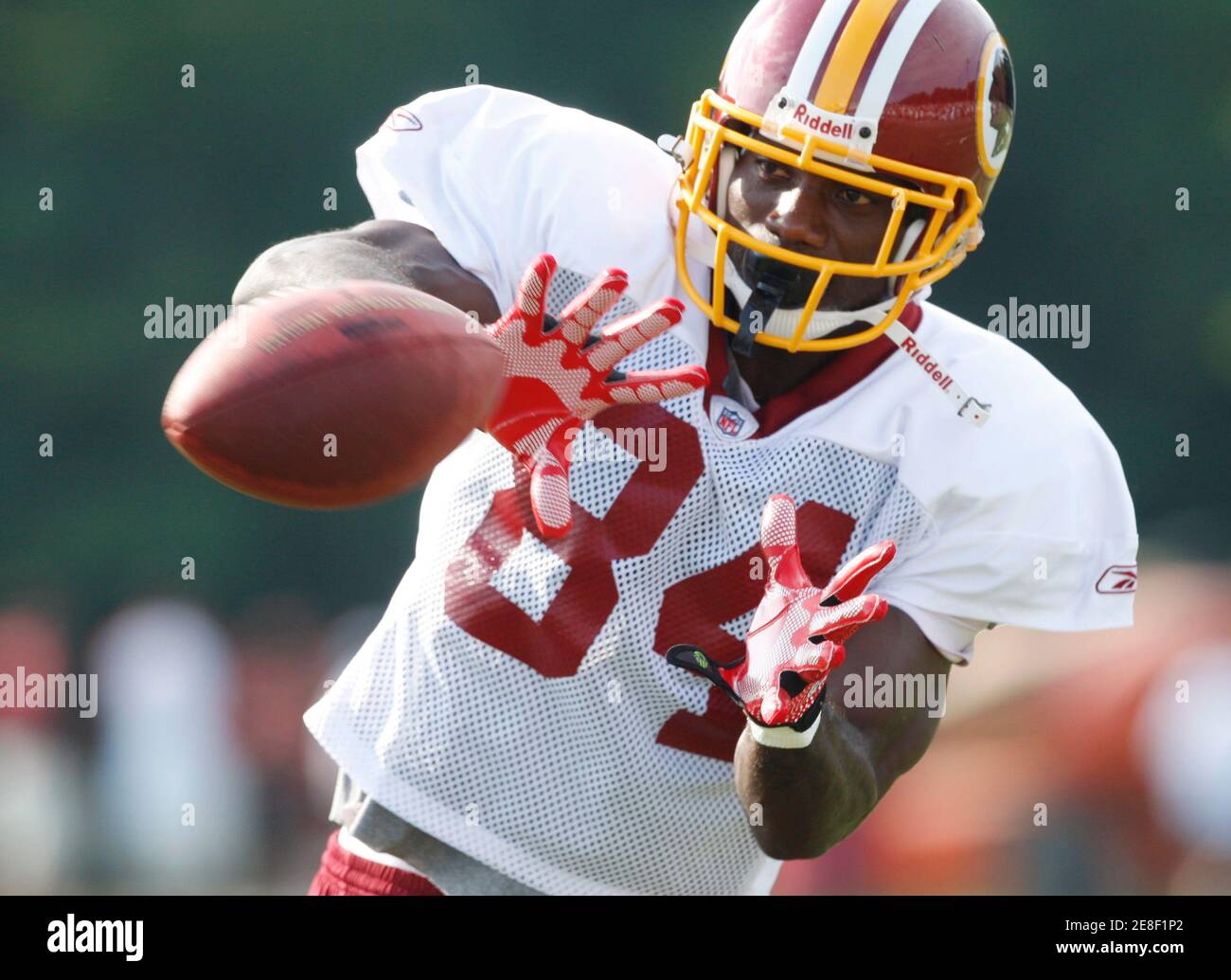 Washington Redskins wide receiver Joey Galloway catches a pass during drills at the third day of their NFL football training camp in Ashburn, Virginia July 31, 2010.   REUTERS/Gary Cameron (UNITED STATES - Tags: SPORT FOOTBALL) Stock Photo