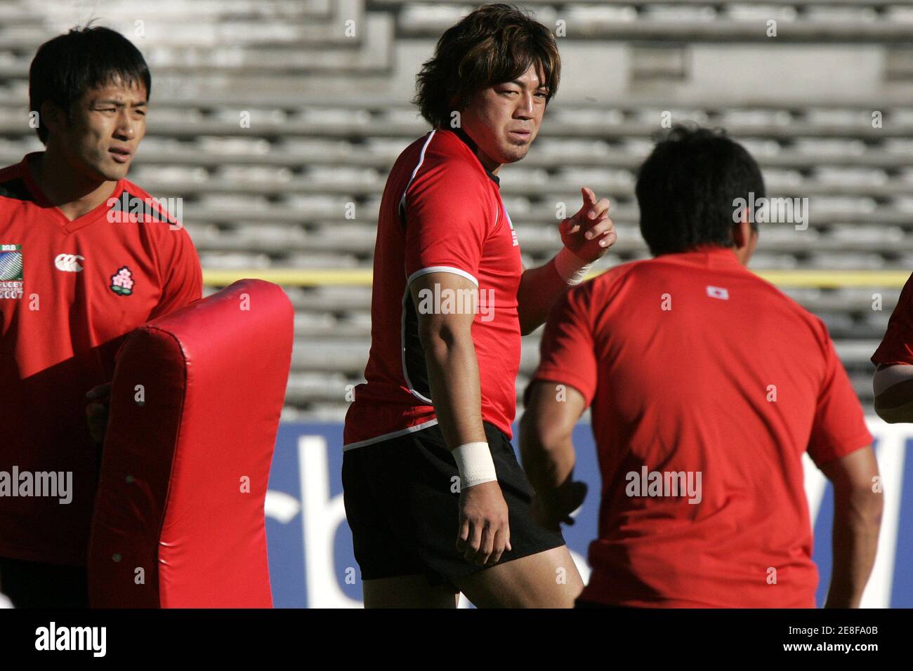 Japan's rugby team captain Takuro Miuchi (C) gestures during the Captain's Run rugby training session at Stadium in Toulouse, southwestern France, September 11, 2007. Japan plays in Pool B with Australia, Wales, Fiji and Canada in the Rugby World Cup 2007 REUTERS/Jean-Philippe Arles (FRANCE) Stock Photo