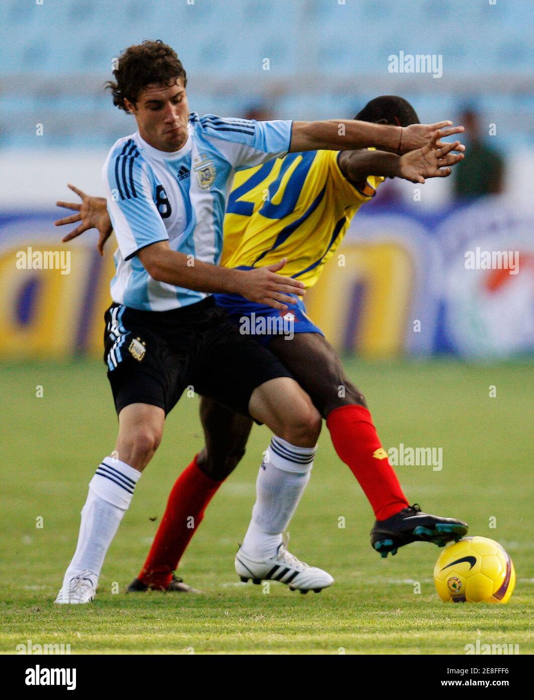 Argentina's Franco Zuculini (L) battles Colombia's Segundo Ibarbo during  their first round soccer match of the South America U-20 championship in  Maturin January 25, 2009. REUTERS/Jorge Silva (VENEZUELA Stock Photo - Alamy