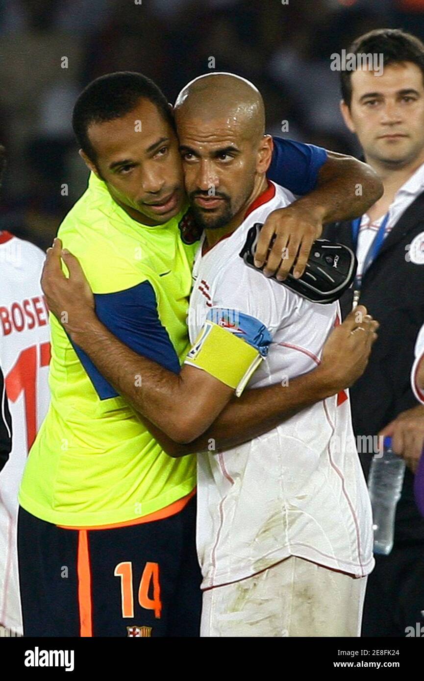 Estudiantes' Juan Sebastian Veron (R) hugs Barcelona's Thierry Henry after their FIFA Club World Cup final soccer match at Zayed Sports City stadium in Abu Dhabi December 19, 2009.    REUTERS/Fahad Shadeed (UNITED ARAB EMIRATES - Tags: SPORT SOCCER) Stock Photo