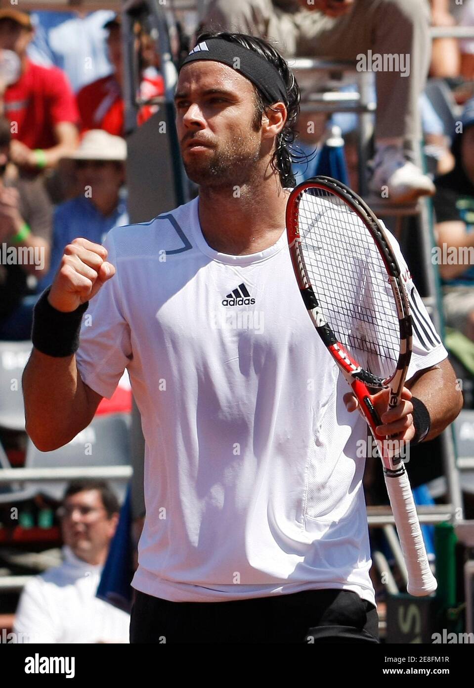 Chile's Fernando Gonzalez reacts after defeating against Israel's Dudi Sela  during their Davis Cup tennis match in La Serena, March 8, 2010.  REUTERS/Eliseo Fernandez (CHILE - Tags: SPORT TENNIS Stock Photo - Alamy