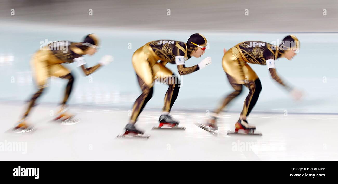 Japan's Masako Hozumi, Nao Kodaira and Maki Tabata (L-R) compete in the women's team pursuit speed skating quarter-finals at the Richmond Olympic Oval during the Vancouver Olympics February 26, 2010.     REUTERS/Jerry Lampen (CANADA) Stock Photo