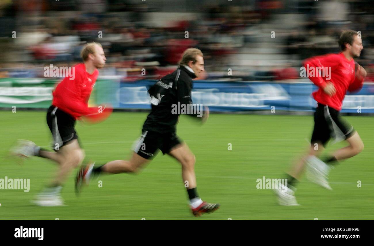 Switzerland's national soccer team players (L-R) Ludovic Magnin, Mauro Lustrinelli and Patrick Mueller run during a pre-World Cup training session in Freienbach, June 2, 2006. WORLD CUP 2006 PREVIEW REUTERS/Pascal Lauener (SWITZERLAND) Stock Photo