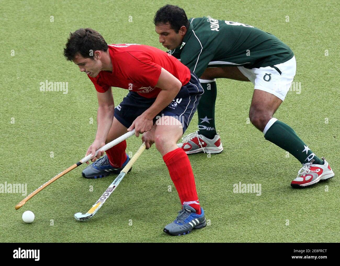 England's James Tindall (L) fights for the ball with Pakistan's Adnan Maqsood during their Men's Field Hockey World Cup match at the Warsteiner Hockey Park stadium in Moenchengladbach September 16, 2006. REUTERS/Pascal Lauener  (GERMANY) Stock Photo
