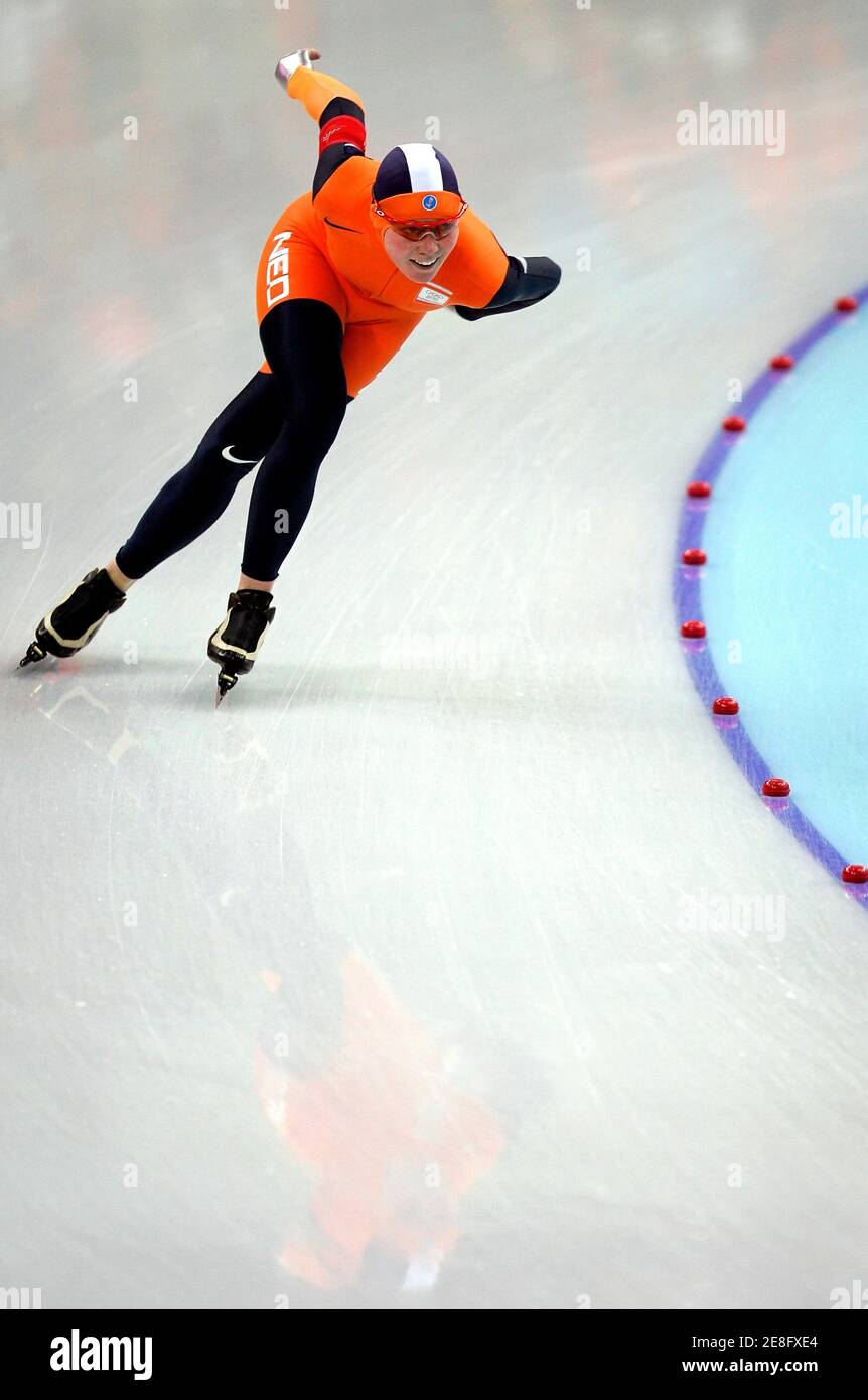 Moniek Kleinsman of the Netherlands competes in the women's speed skating 3000 metres race at the Torino 2006 Winter Olympic Games in Turin, Italy February 12, 2006. REUTERS/Jerry Lampen Stock Photo