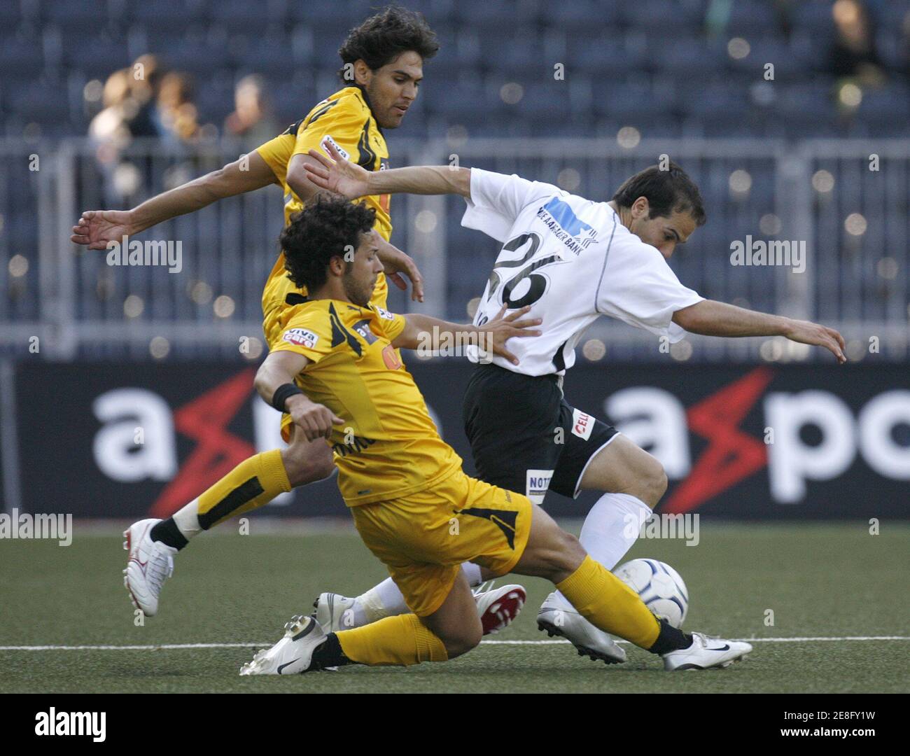 BSC Young Boys' Davide Chiumiento (front) and Marcos Dos Santos (back) challenges FC Aarau's Hocine Achiou (R) during their Swiss Super League soccer match in Bern April 14, 2007. REUTERS/Pascal Lauener (SWITZERLAND) Stock Photo