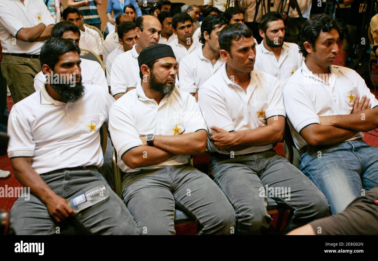 Members of the Pakistan team, including Mohammad Yousuf (L), Younis Khan (2nd R) and Azhar Mahmood (R) listen to team captain Insamam-ul-Haq during a news conference in Kingston March 18, 2007. Inzamam-ul-Haq had planned to discuss his future with coach Bob Woolmer on Sunday and was left shattered by the Englishman's sudden death following the team's shock World Cup exit.     REUTERS/Andy Clark   (JAMAICA) Stock Photo
