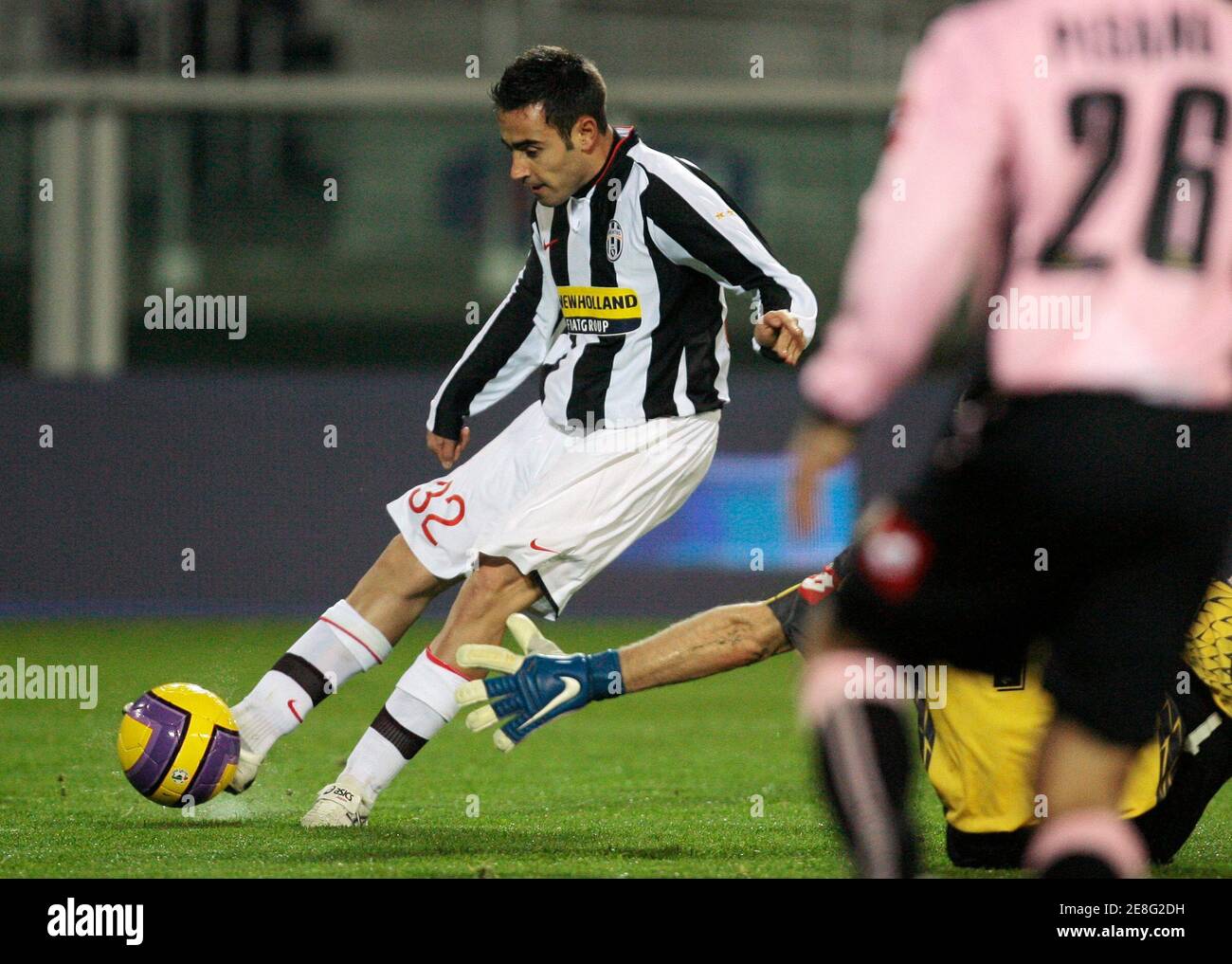 Juventus' Marco Marchionni shoots and scores a fourth goal against Palermo during their Italian Serie A soccer match at the Olympic stadium in Turin November 25, 2007.  REUTERS/Alessandro Garofalo (ITALY) Stock Photo