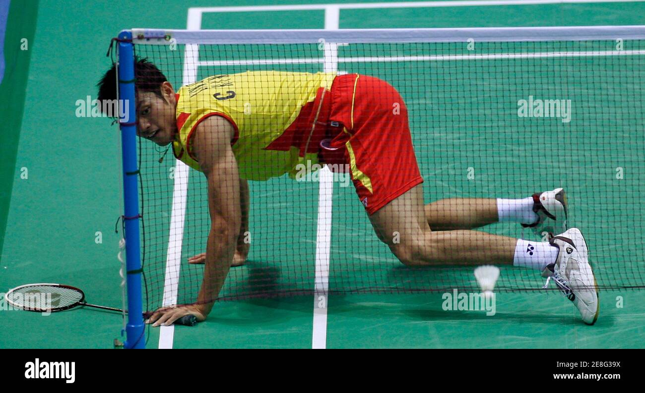 Lin Dan of China loses a point during his men's singles semifinal badminton match against Chen Jin of China at the Beijing 2008 Olympic Games August 15, 2008.     REUTERS/Beawiharta (CHINA) Stock Photo